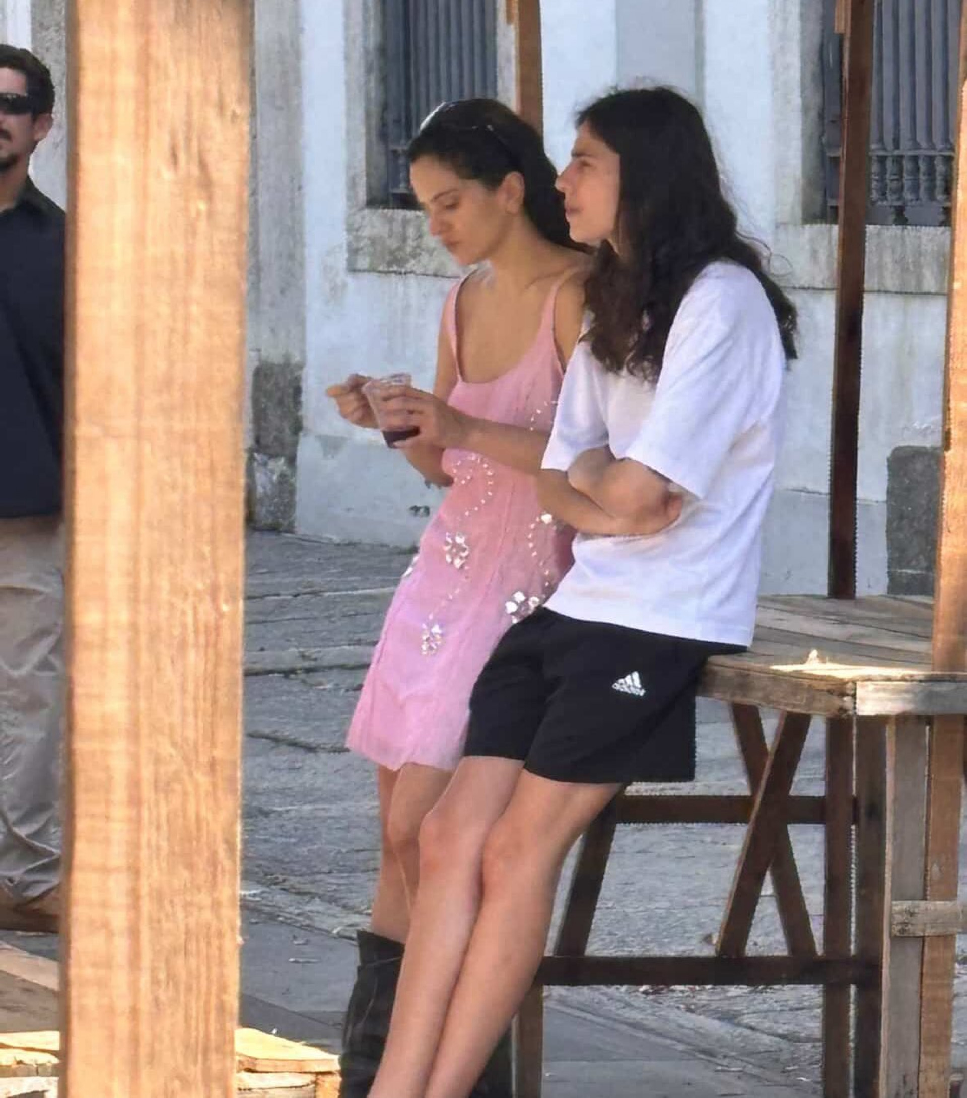 Ao lado da modelo Loli Bahia, Rosalía come açaí no Centro do Rio - Reprodução / X