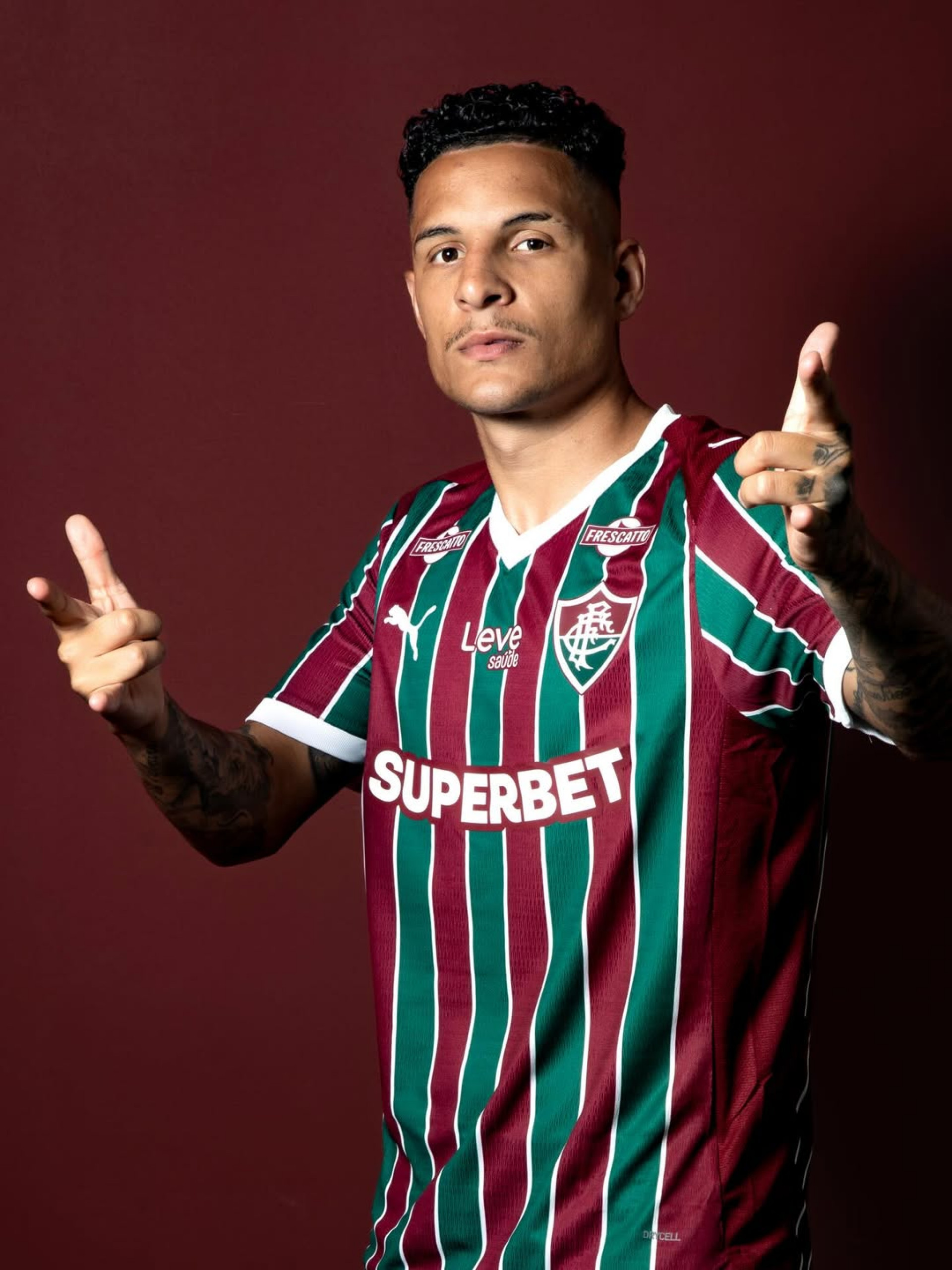 Guilherme Arana veste camisa do Fluminense