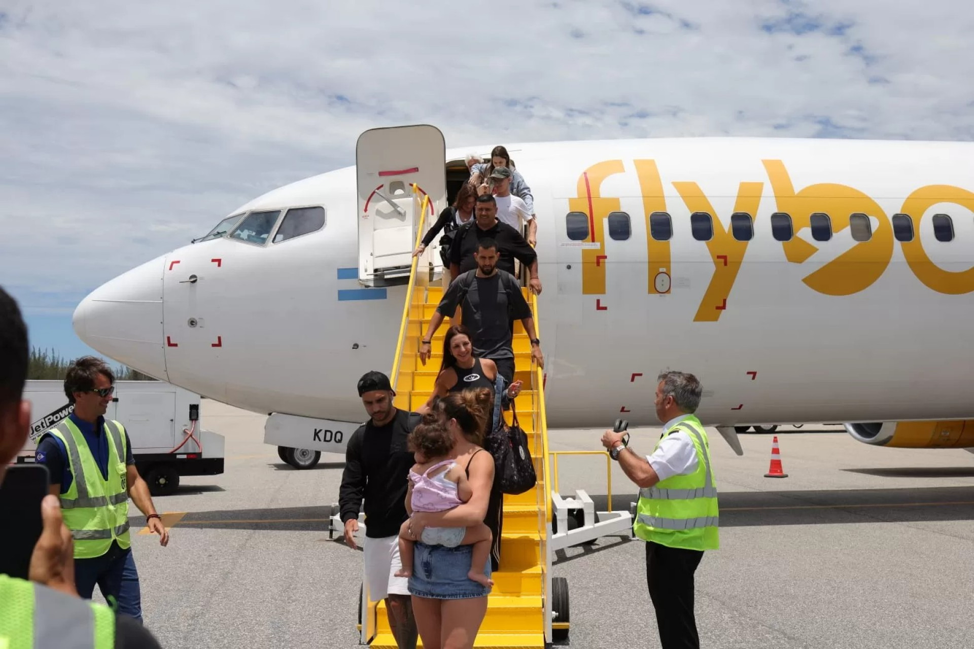 Primeiros turistas argentinos de 2026 desembarcaram no Aeroporto Internacional de Cabo Frio - Ascom