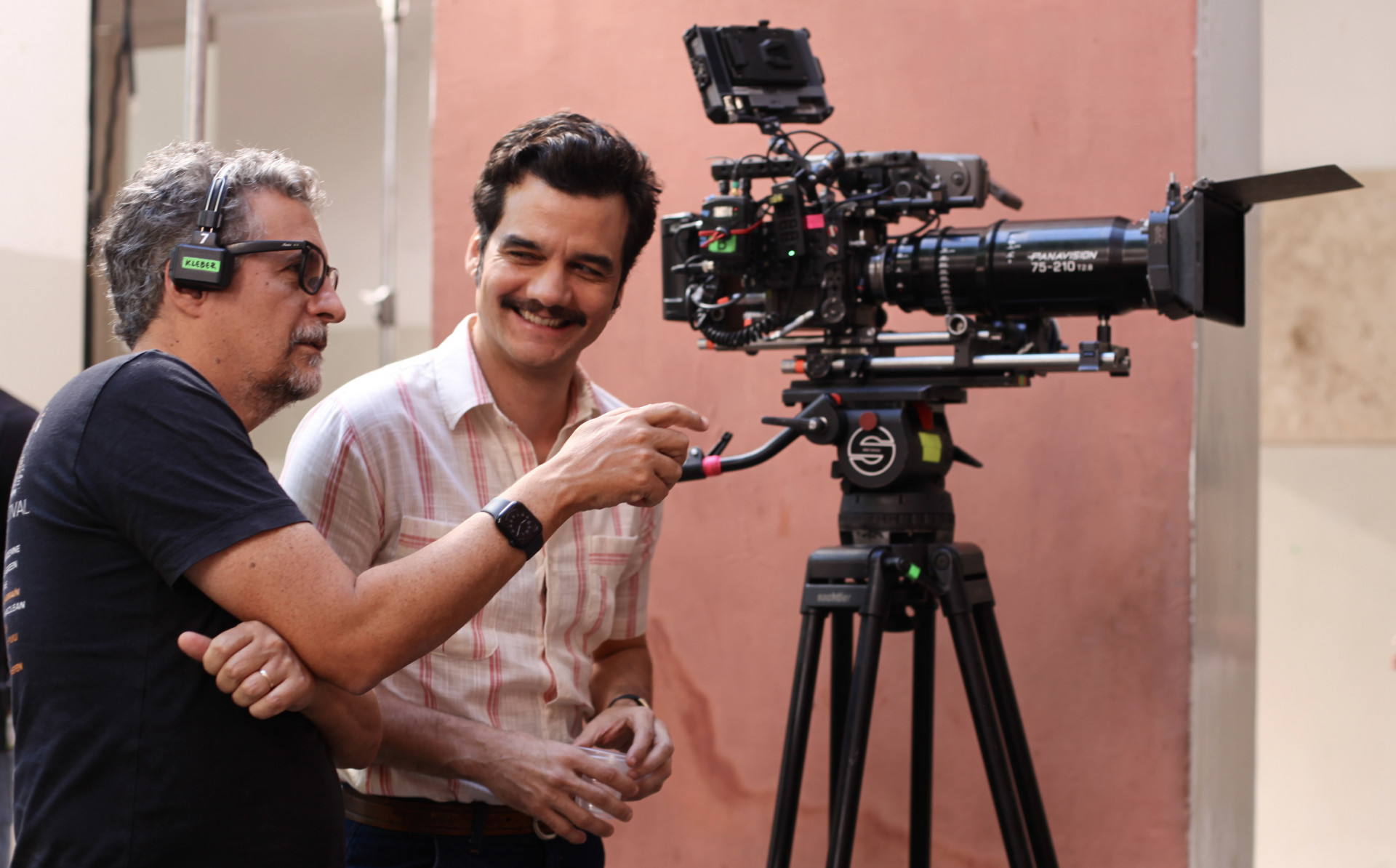 Wagner Moura e Kleber Mendonça Filho nas filmagens de 'O Agente Secreto' - Divulgação