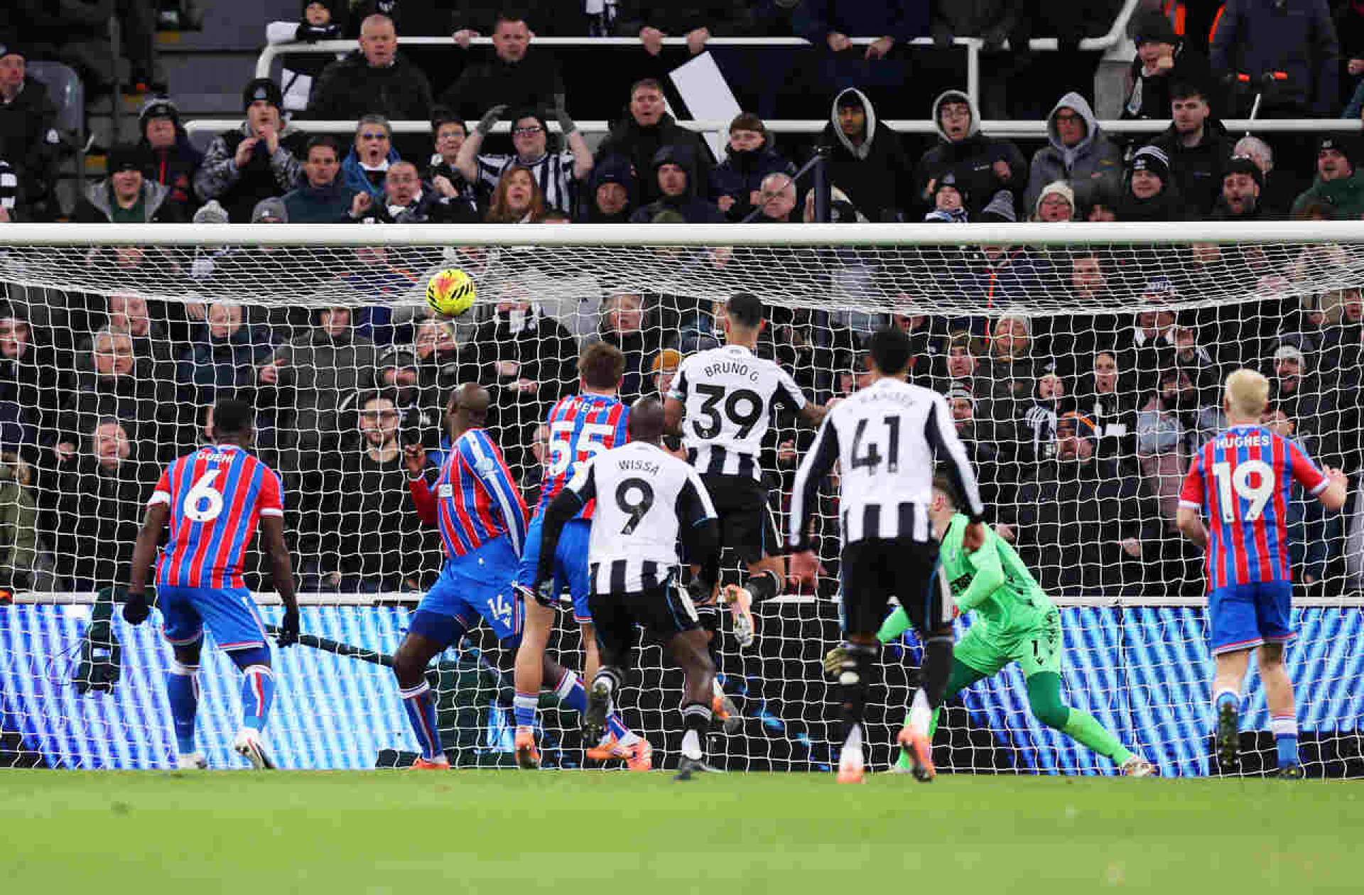 Bruno Guimar&atilde;es marca, e Newcastle vence Crystal Palace na Premier League