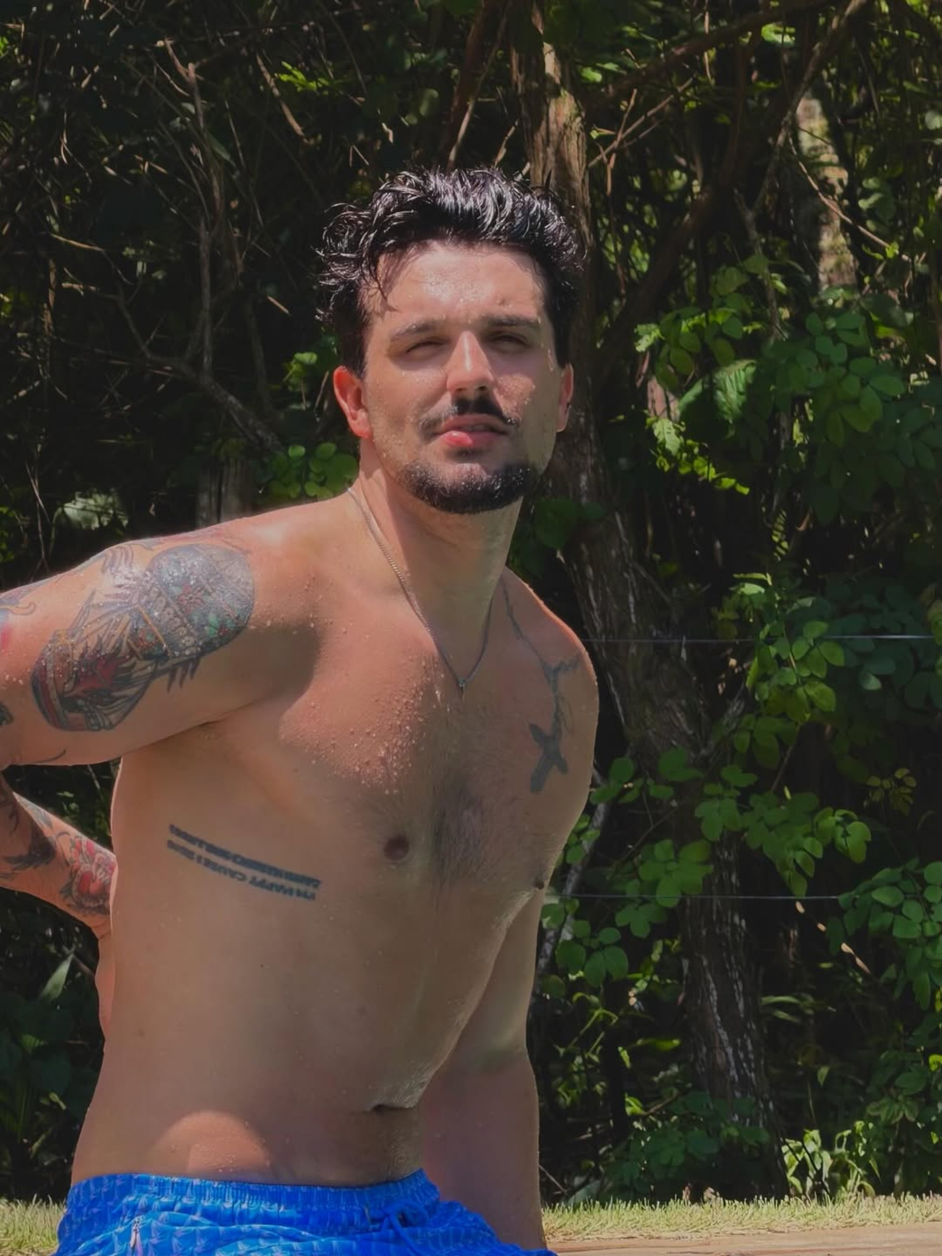 Sem camisa, Luan Santana exibe tatuagens em dia de piscina - Reprodução / Instagram