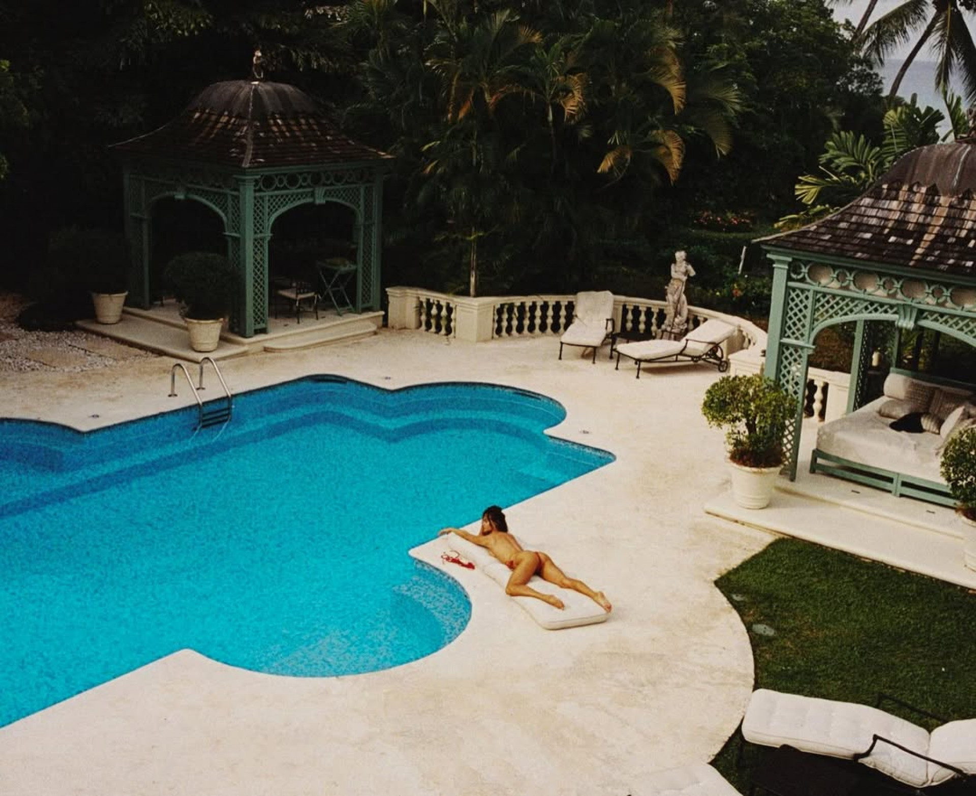 Alessandra Ambrosio faz ensaio fotográfico em frente à piscina - Reprodução / Instagram