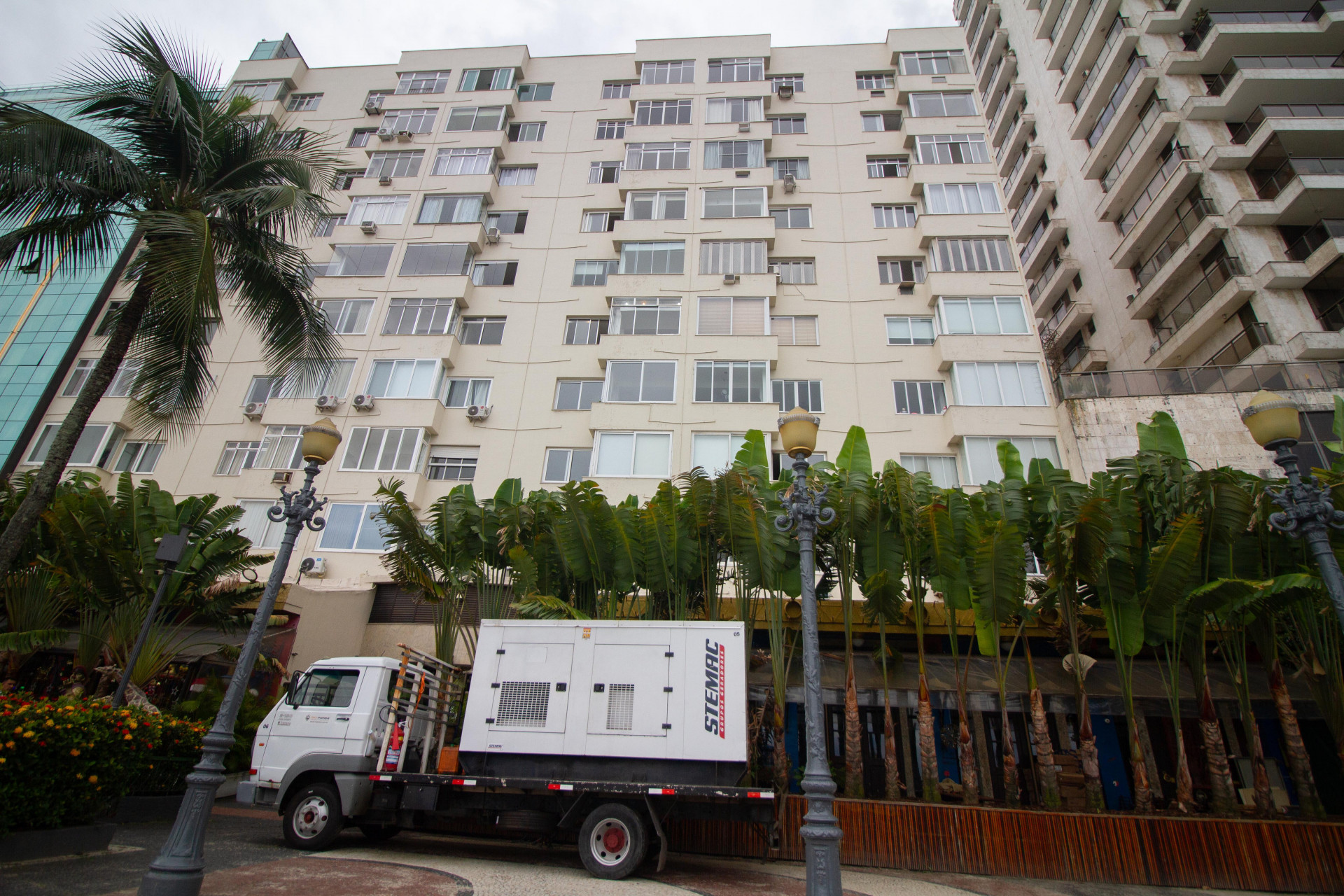 Bairros de Copacabana e do Leme ficarem sem luz desde o &uacute;ltimo s&aacute;bado do (03) por roubo de fios. Equipe da light no local trabalhando, nesta segunda-feira (05).