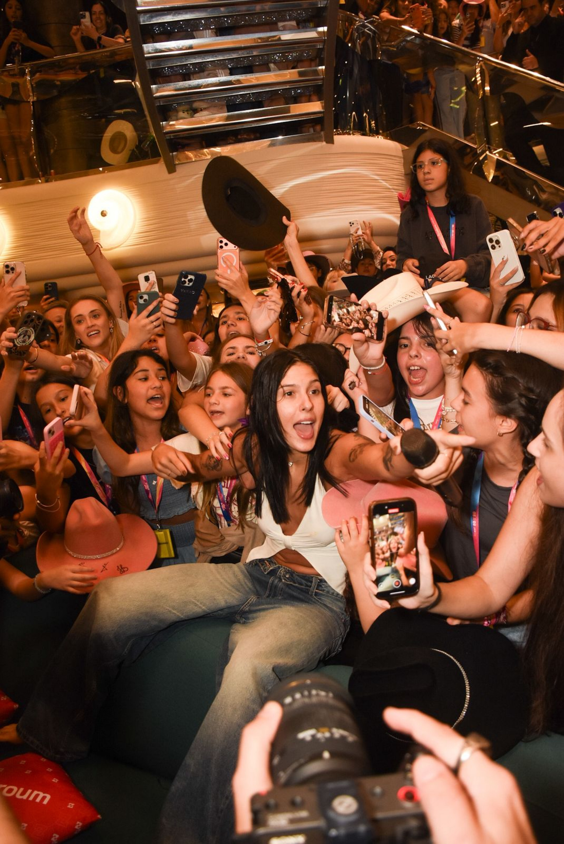 Ana Castela embarca em navio temático - Reprodução/Will Dias/Brazil News