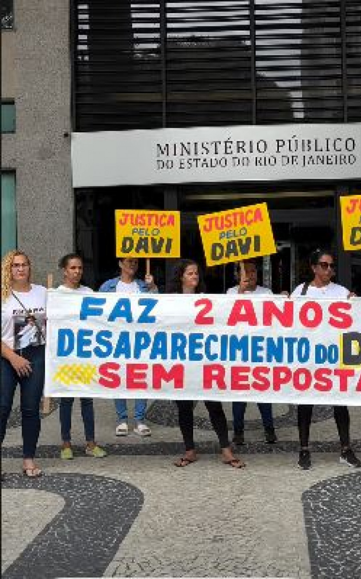 Protesto em frente ao MPRJ marca dois anos do desaparecimento de Edson Davi - Ana Fernanda Freire