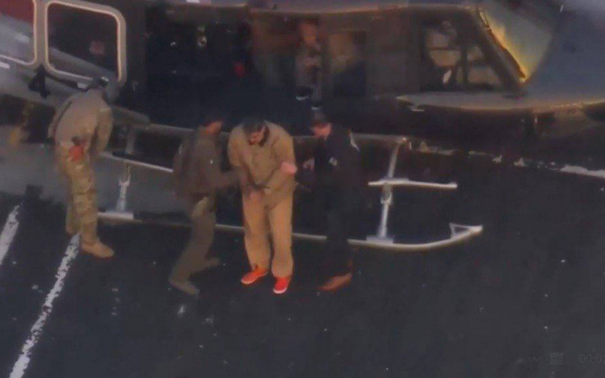 Maduro foi algemado e escoltado por v&aacute;rios militares fortemente armados