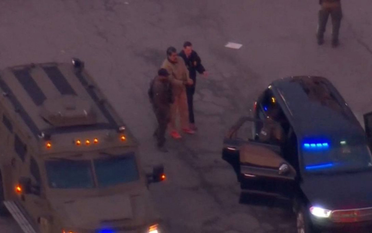 Maduro foi algemado e escoltado por v&aacute;rios militares fortemente armados