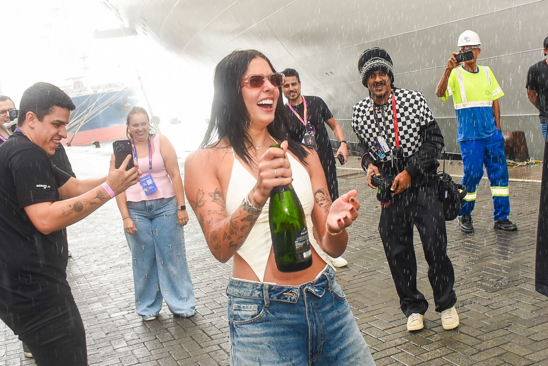 Ana Castela embarca em navio temático - Reprodução/Will Dias/Brazil News