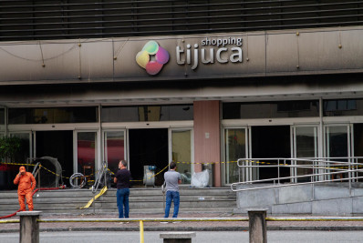 Clientes tentam recuperar carros e outros bens deixados no Shopping Tijuca após incêndio