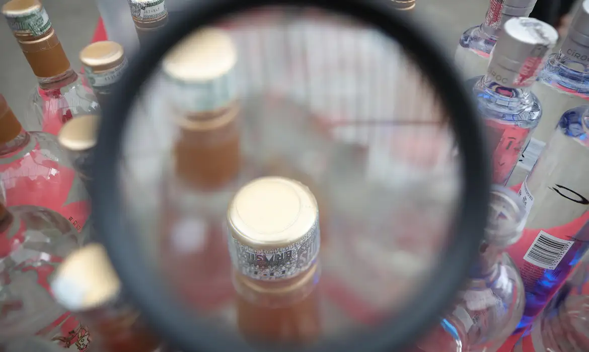 Polícia faz operação em adega suspeita de vender bebida adulterada