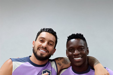Vídeo! Luiz Henrique vai ao CT, veste uniforme de treino, e Telles brinca: 'Vai ficar'