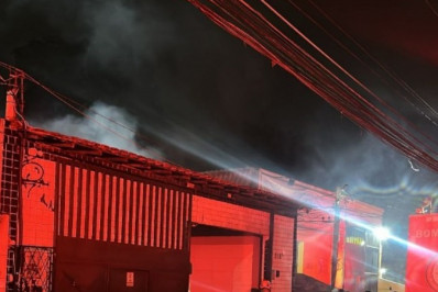 Incêndio atinge galpão na Ilha do Governador 