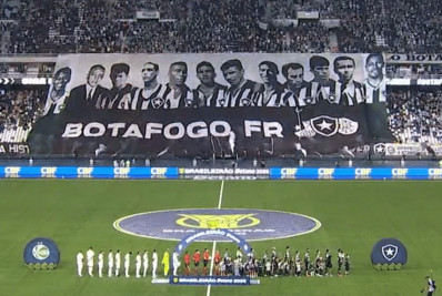Torcedores do Botafogo votam retirada de Marlon Freitas de bandeirão dos ídolos