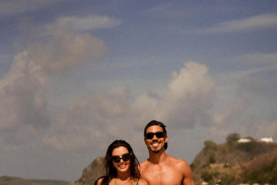 De biquíni, Giovanna Lancellotti posa ao lado do marido e exibe as curvas