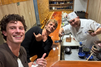 Shawn Mendes curte restaurante japonês com marido de Sasha Meneghel