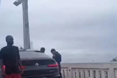 Carro colide com estrutura da Ponte Feliciano Sodré, em Cabo Frio