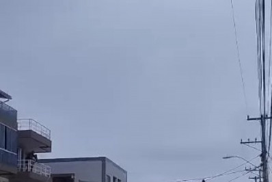 Moradores protestam por falta de energia após dias de apagões em Cabo Frio