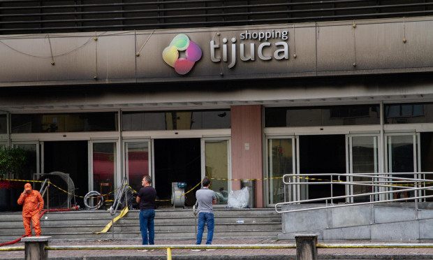 Clientes tentam recuperar carros e outros bens deixados no Shopping Tijuca