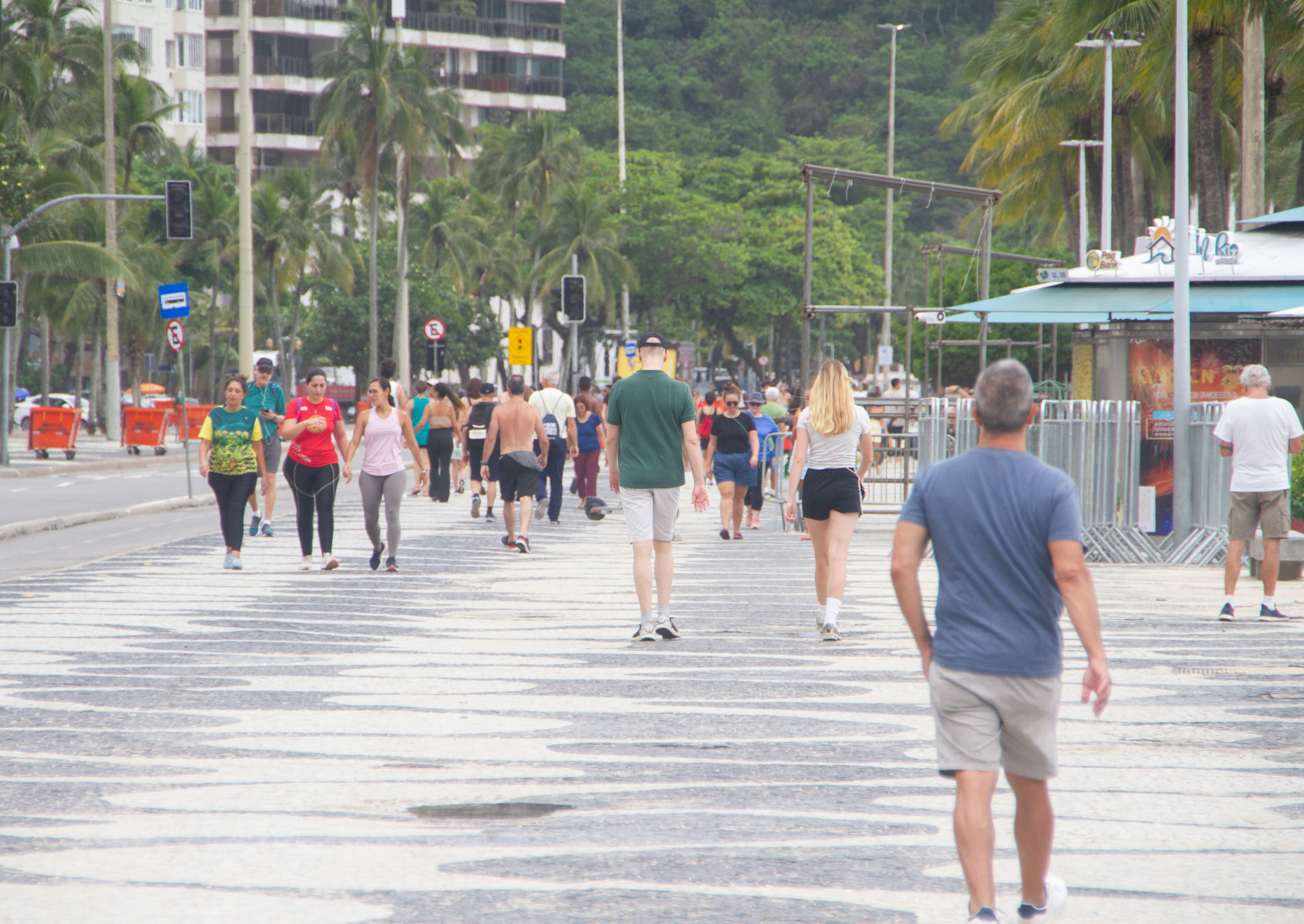 Movimenta&ccedil;&atilde;o na praia do Leme, Zona Sul do Rio de janeiro, na tarde desta segunda-feira (5) - &Eacute;rica Martin/Ag&ecirc;ncia O Dia