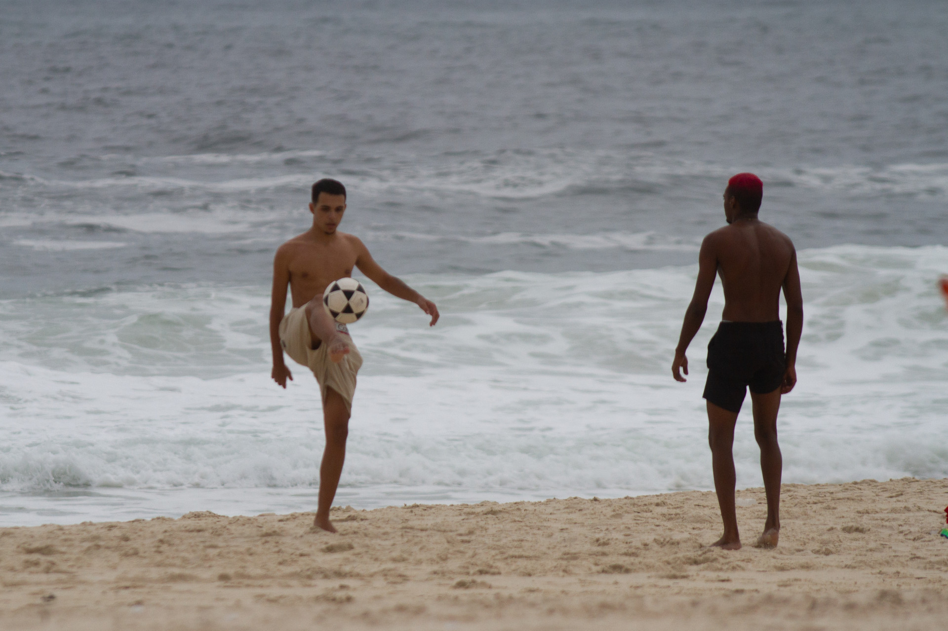 Ressaca perde for&ccedil;a e orla do Rio atrai cariocas e turistas - &Eacute;rica Martin/Ag&ecirc;ncia O Dia