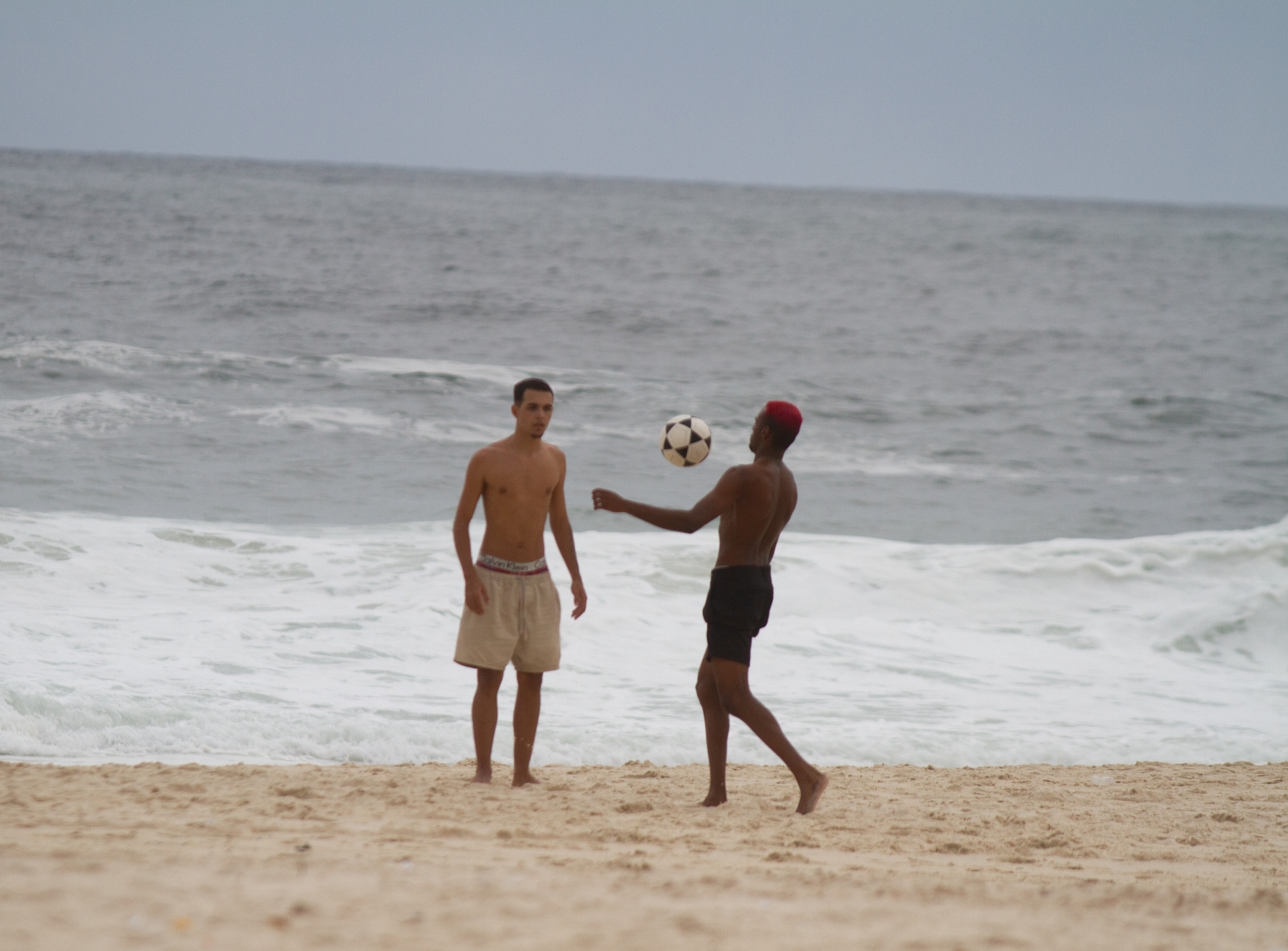 Ressaca perde for&ccedil;a e orla do Rio atrai cariocas e turistas - &Eacute;rica Martin/Ag&ecirc;ncia O Dia