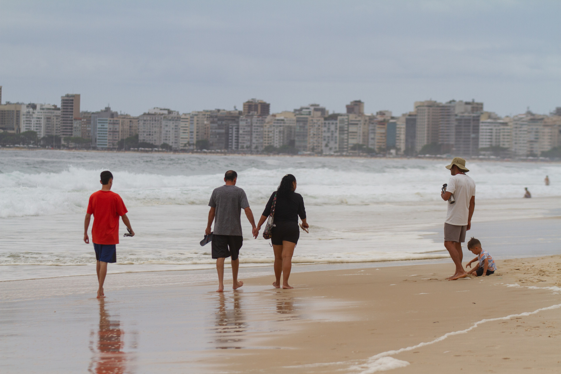 Ressaca perde for&ccedil;a e orla do Rio atrai cariocas e turistas - &Eacute;rica Martin/Ag&ecirc;ncia O Dia