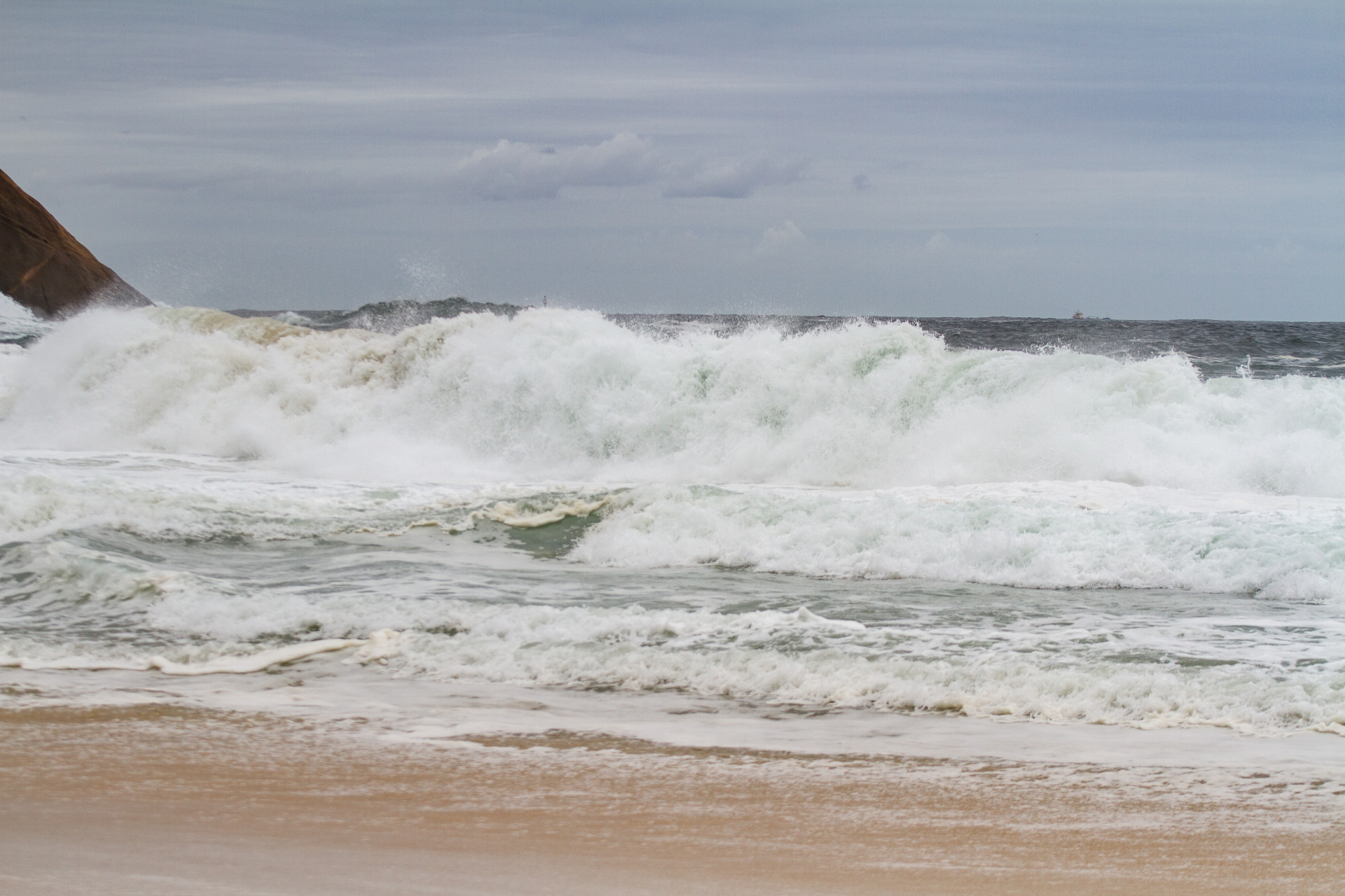Mar revolto, clima ameno e queda de temperatura marcam in&iacute;cio da semana no Rio - &Eacute;rica Martin/Ag&ecirc;ncia O Dia