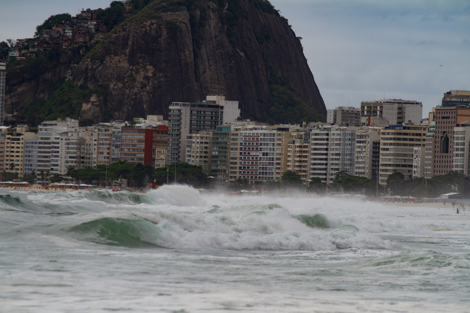 Movimentação na praia do Leme, Zona Sul do Rio de janeiro, na tarde desta segunda-feira (05). - Érica Martin/Agência O Dia