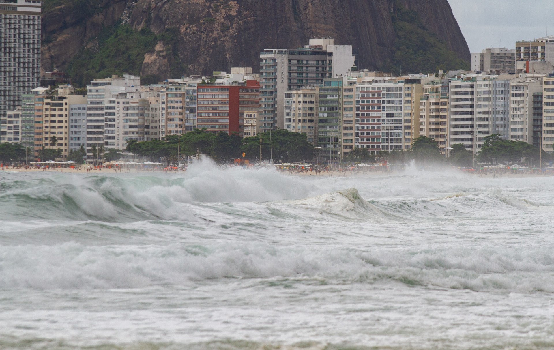 Mar revolto, clima ameno e queda de temperatura marcam in&iacute;cio da semana no Rio - &Eacute;rica Martin/Ag&ecirc;ncia O Dia