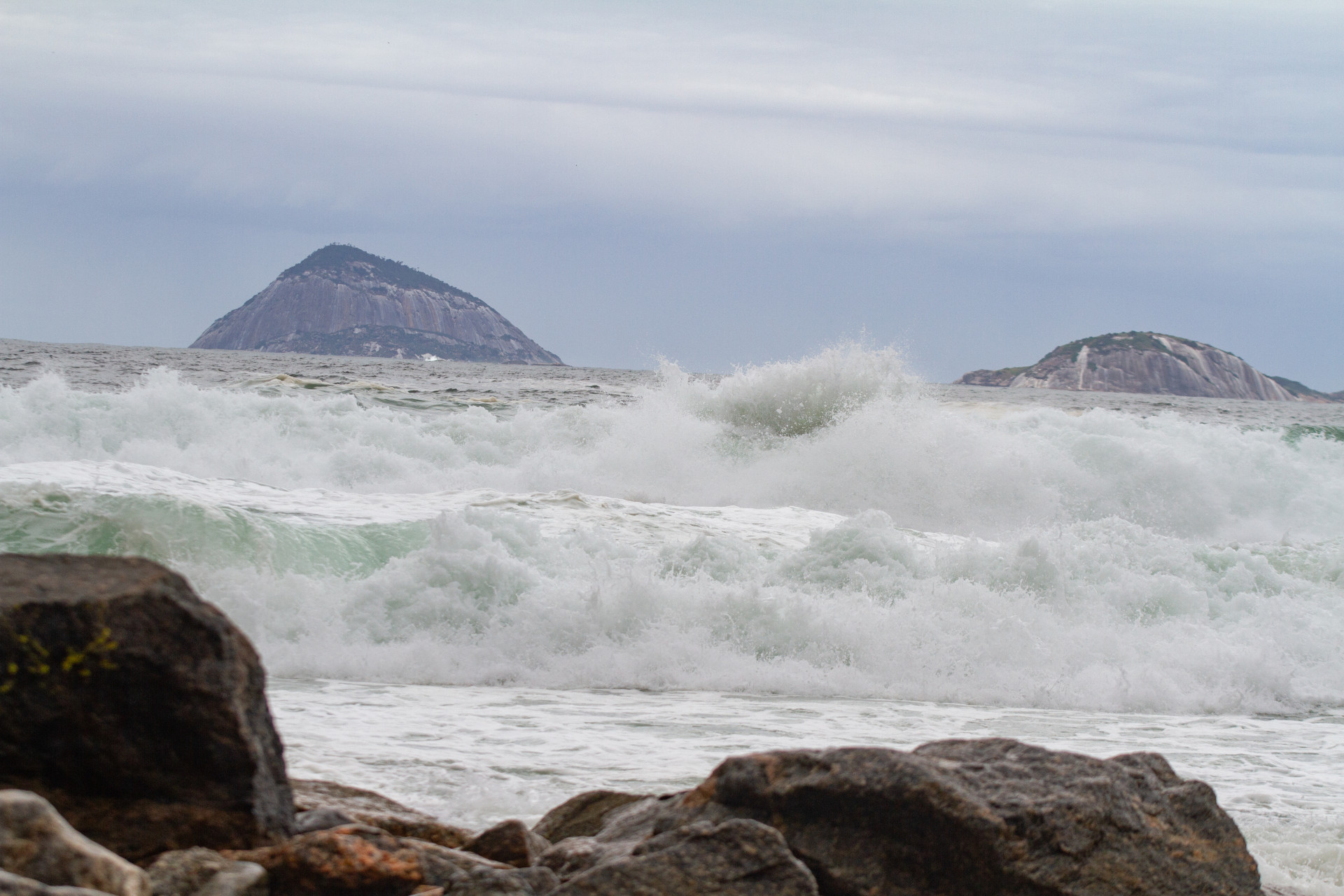 Mar revolto, clima ameno e queda de temperatura marcam in&iacute;cio da semana no Rio - &Eacute;rica Martin/Ag&ecirc;ncia O Dia