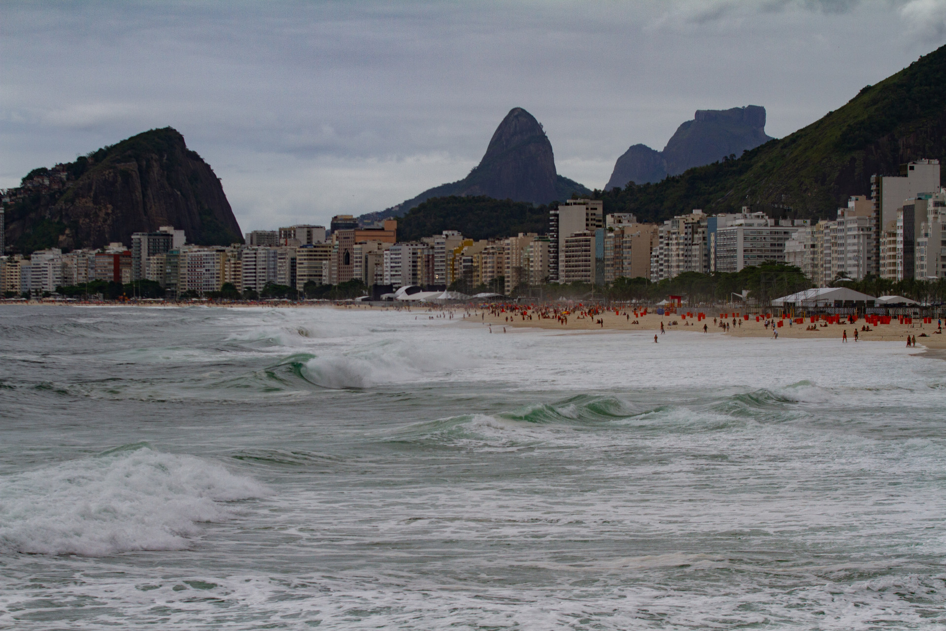 Mar revolvo na Praia do Leme, Zona Sul do Rio, na tarde desta segunda-feira (5) - &Eacute;rica Martin/Ag&ecirc;ncia O Dia