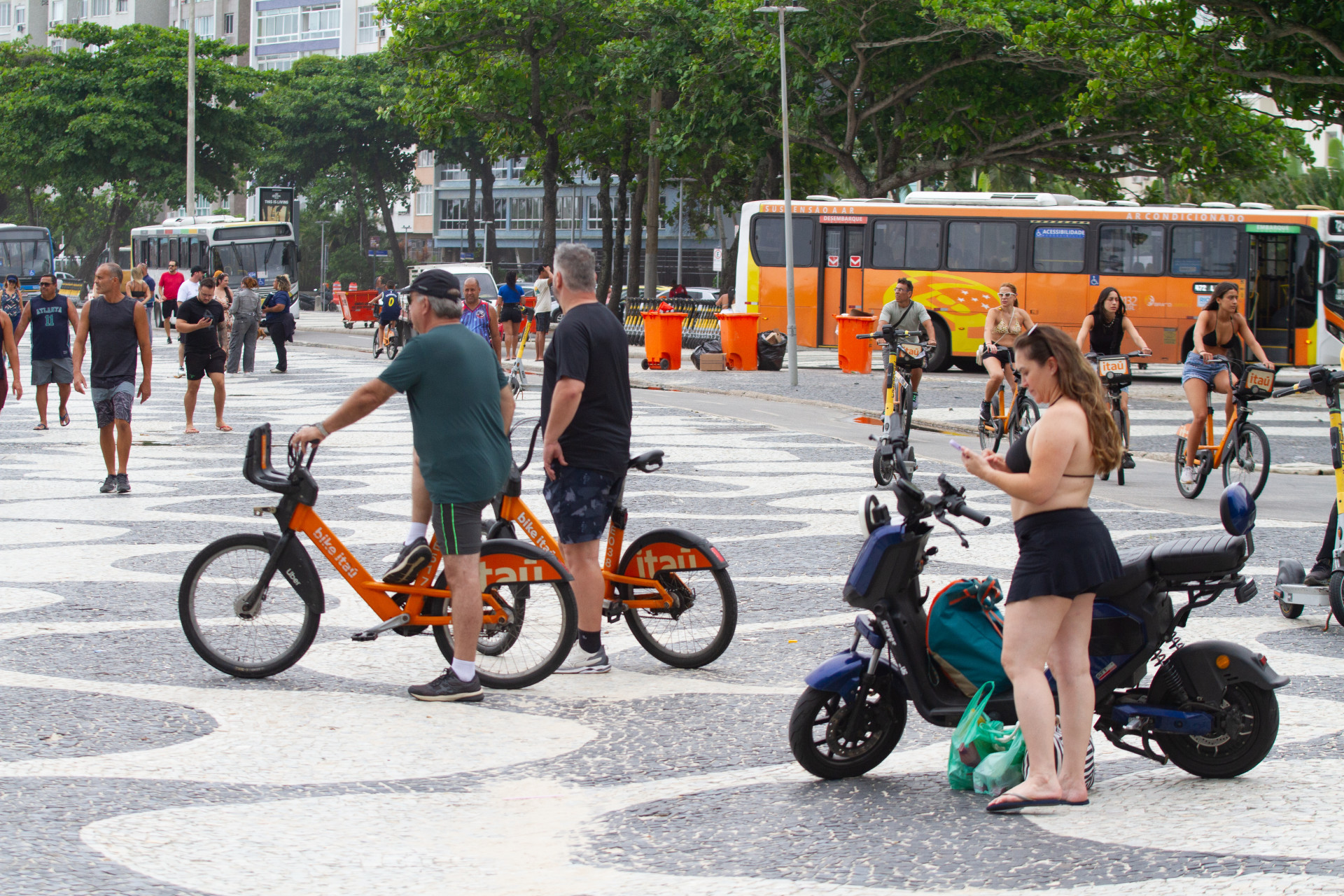 Movimenta&ccedil;&atilde;o na praia do Leme, Zona Sul do Rio de janeiro, na tarde desta segunda-feira (05) - &Eacute;rica Martin/Ag&ecirc;ncia O Dia