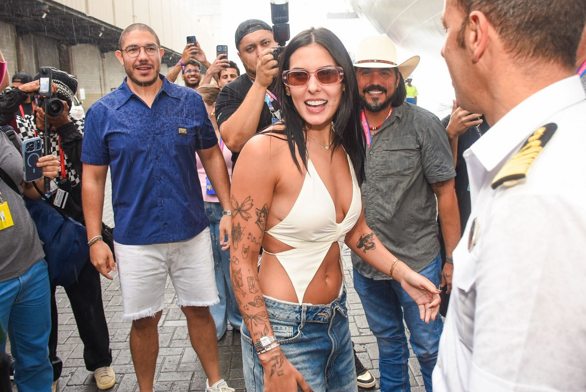 Ana Castela embarca em navio temático - Reprodução/Will Dias/Brazil News