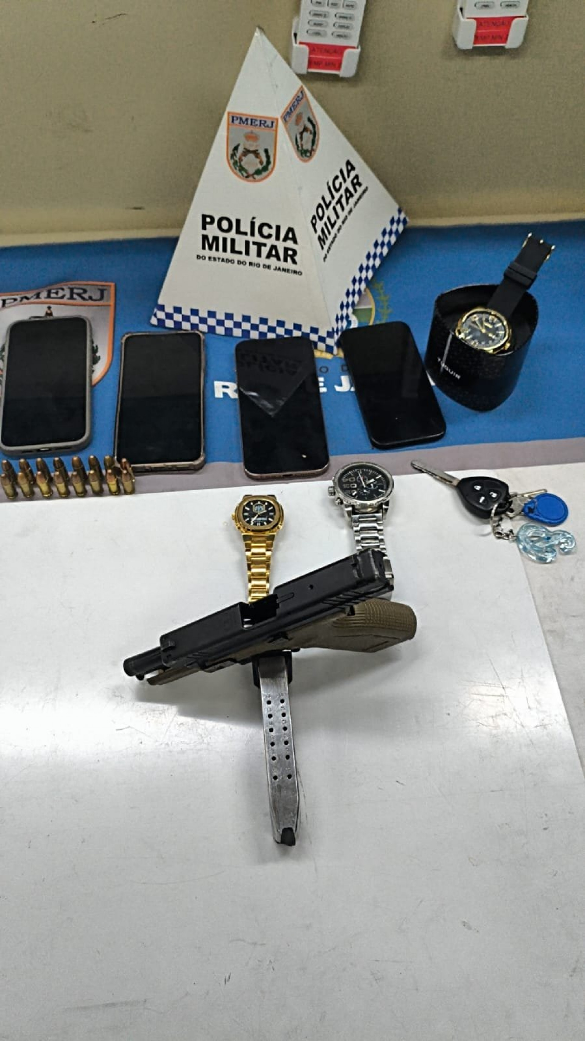Agentes apreenderam uma pistola calibre 9mm, um carregador com 16 munições, celulares e um veículo  - Divulgação / PMERJ