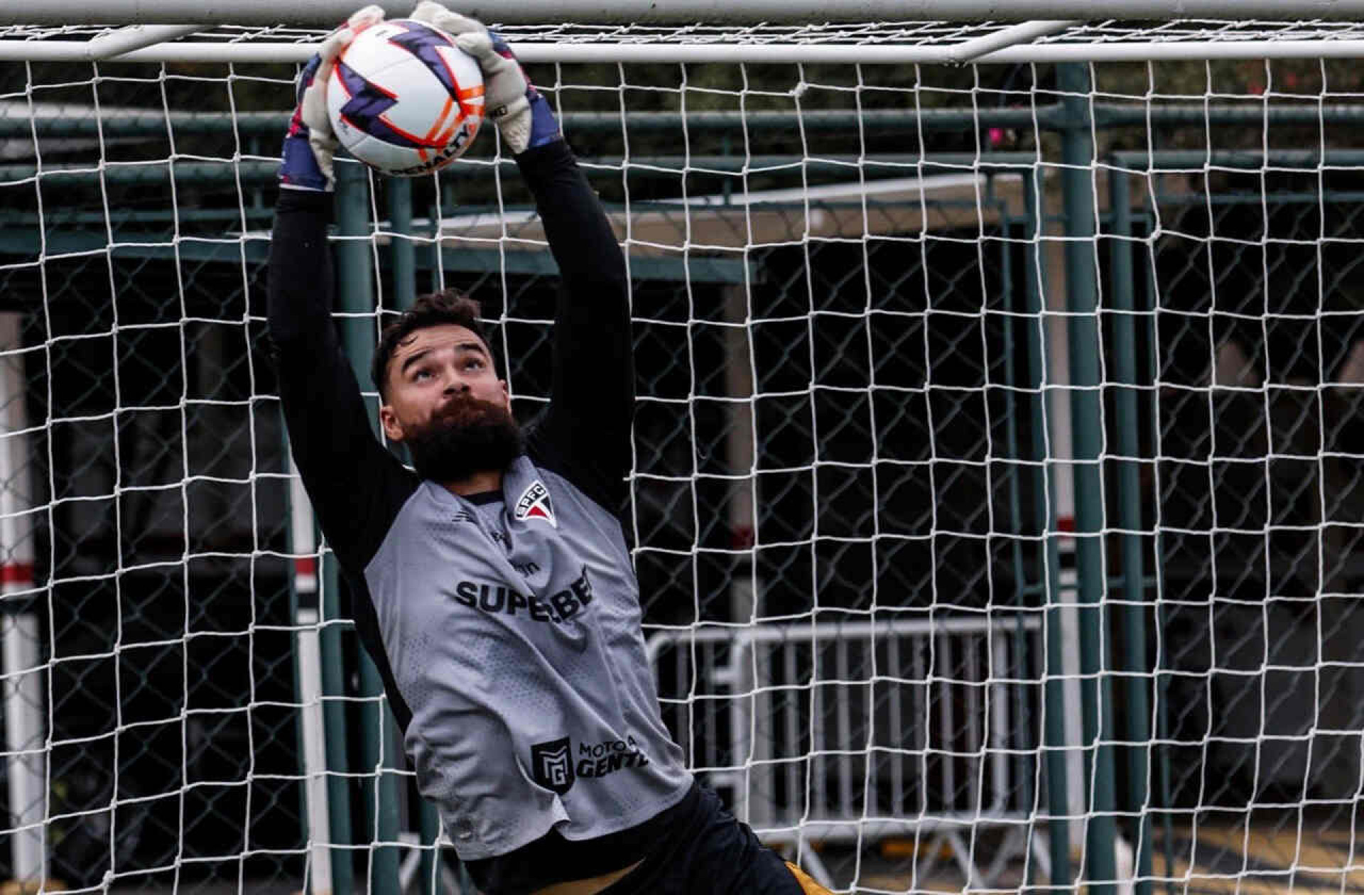 S&atilde;o Paulo quer mais tr&ecirc;s refor&ccedil;os e define prioridades no mercado