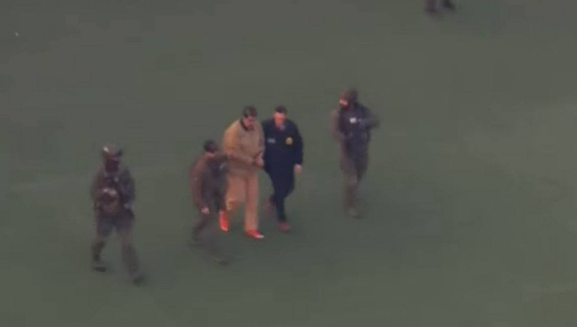 Maduro foi algemado e escoltado por v&aacute;rios militares fortemente armados