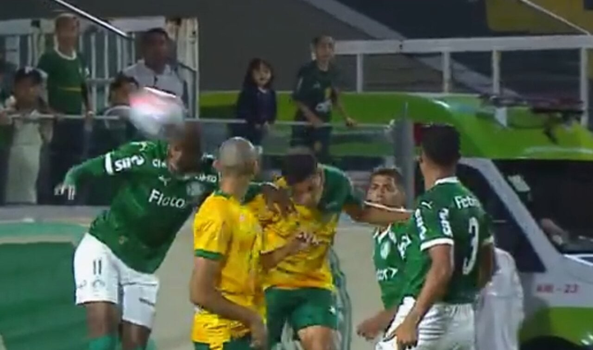 Com direito a gol que n&atilde;o entrou, Palmeiras vence azar&atilde;o na Copinha