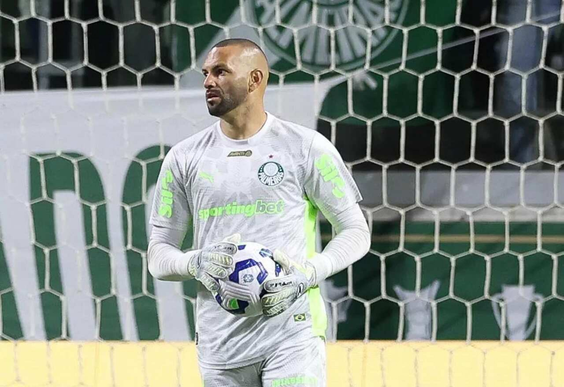 Bahia faz contato por Weverton, do Palmeiras