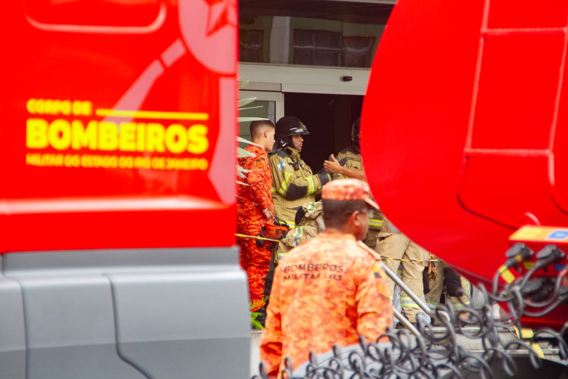 Bombeiros seguem atuando no trabalho de rescaldo no Shopping Tijuca - Érica Martin/Agência O DIA