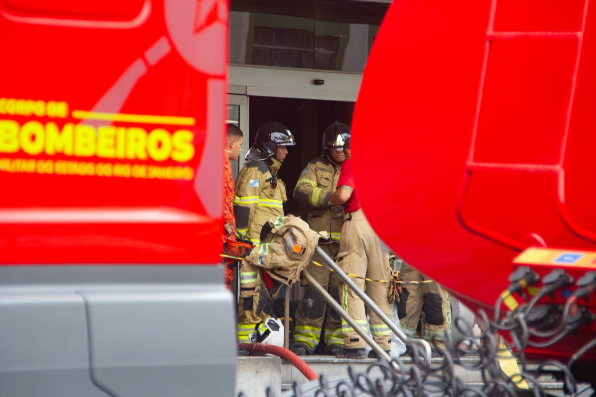 Bombeiros seguem atuando no trabalho de rescaldo no Shopping Tijuca - Érica Martin/Agência O DIA