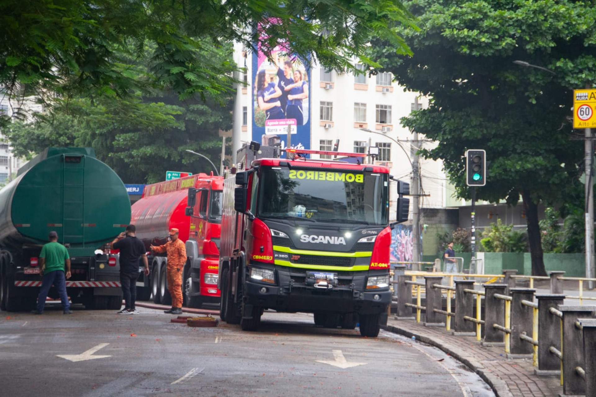 Bombeiros seguem atuando no trabalho de rescaldo no Shopping Tijuca - Érica Martin/Agência O DIA