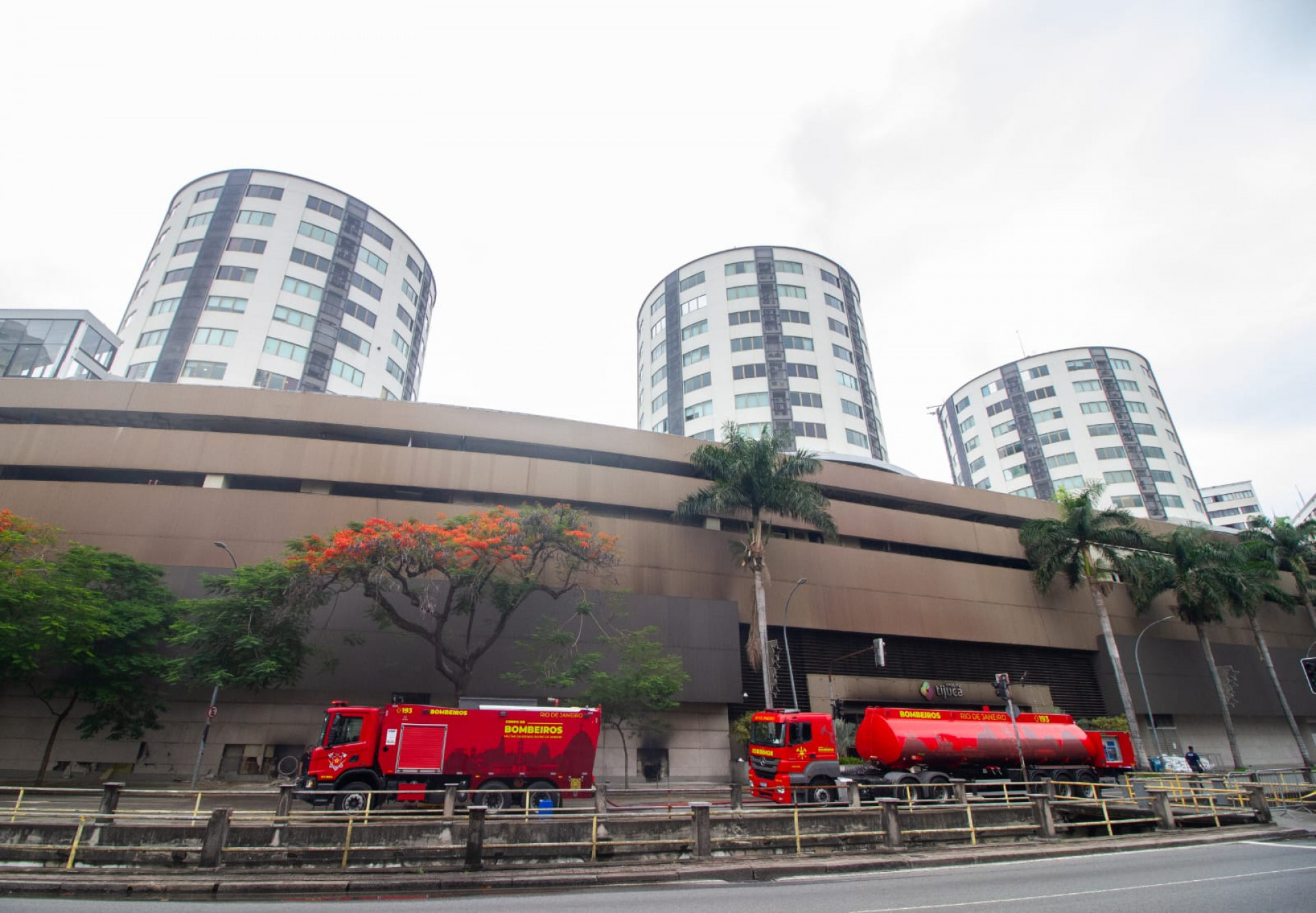 Bombeiros seguem atuando no trabalho de rescaldo no Shopping Tijuca - Érica Martin/Agência O DIA