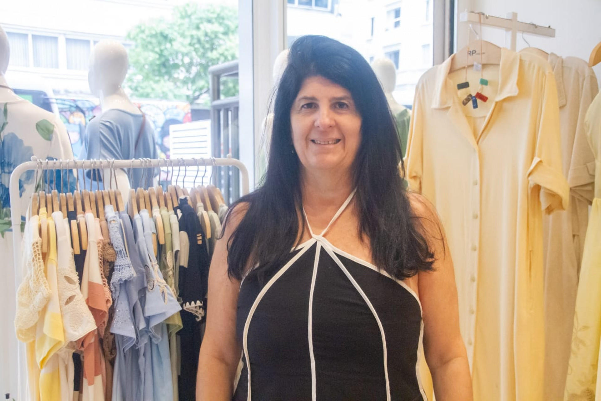 Falta de energia impediu funcionamento de loja de roupas de Raquel Franco, na Avenida Nossa Senhora de Copacabana - Érica Martin/Agência O Dia