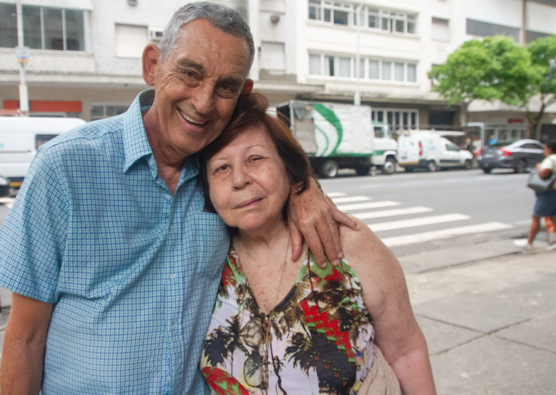 Paulo Medeiros e Nildete Medeiros não conseguiram sair de casa, na Rua Belfort Roxo, durante o apagão - Érica Martin/Agência O Dia