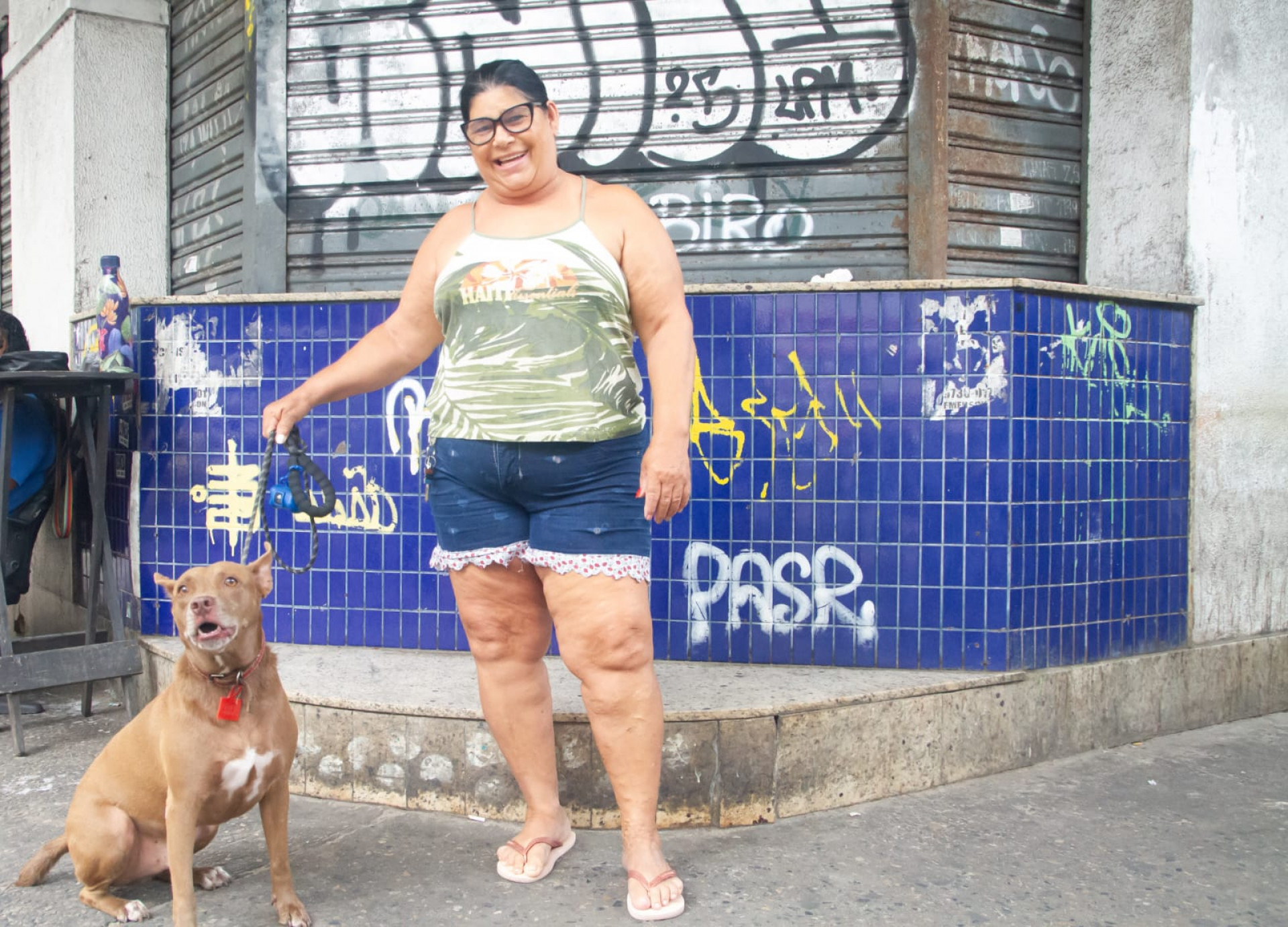 Denair Arruda recebi visita de familiares em seu apartamento na Rua Belfort Roxo quando ficou sem energia - Érica Martin/Agência O Dia
