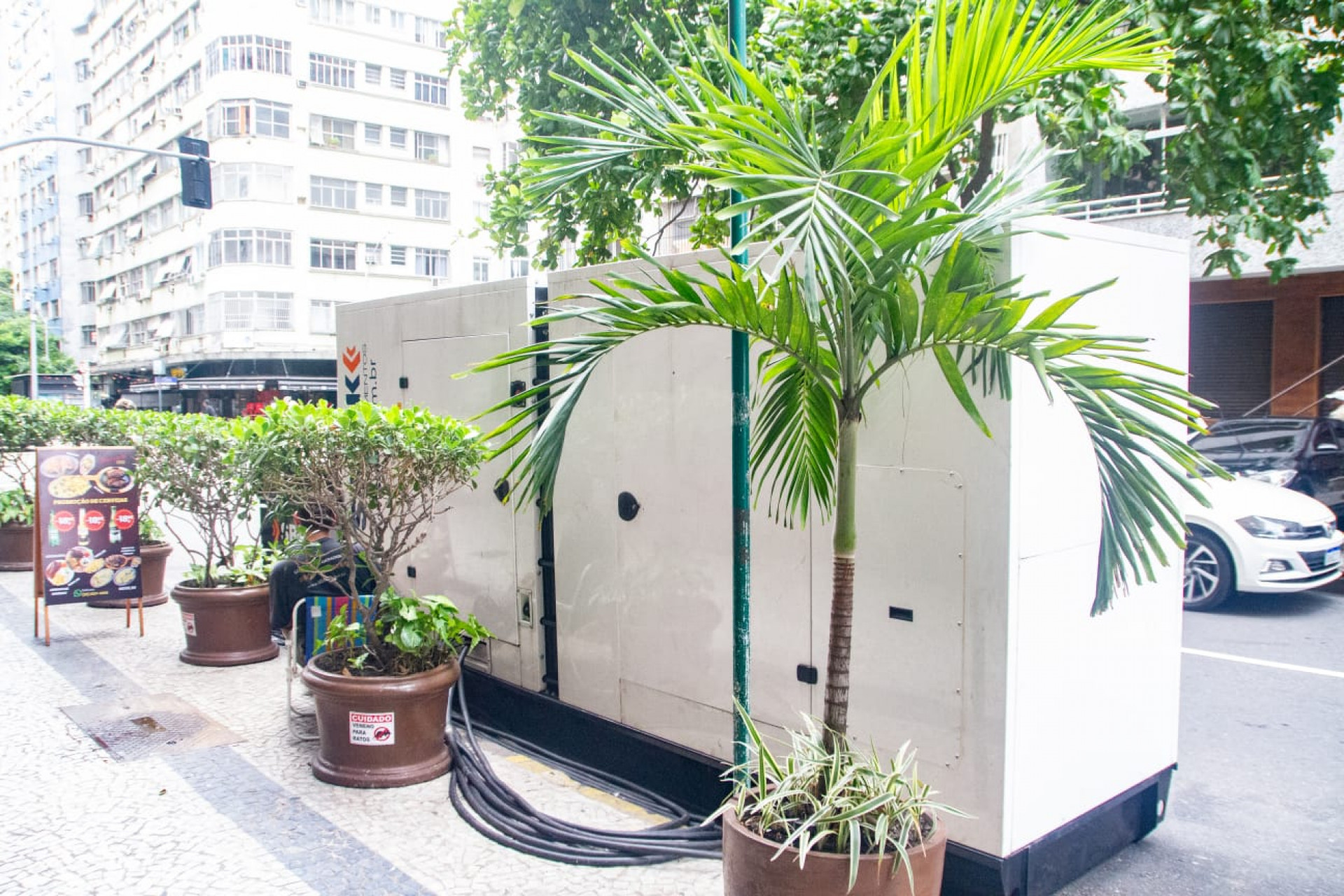 Geradores fornecem energia para prédios da região até que fornecimento seja restabelecido - Érica Martin/Agência O Dia