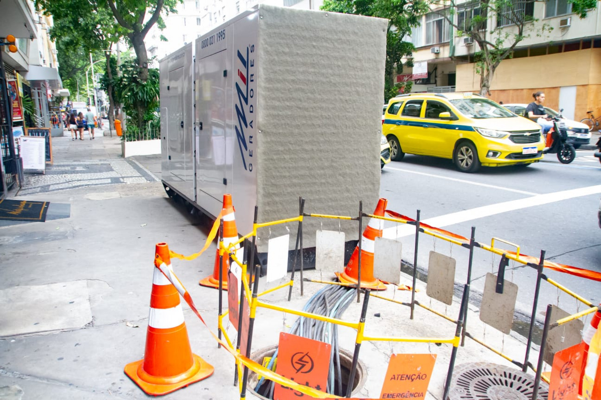Agentes da Light atuam na regi&atilde;o para recomposi&ccedil;&atilde;o e refor&ccedil;o da infraestrutura el&eacute;trica - &Eacute;rica Martin/Ag&ecirc;ncia O Dia