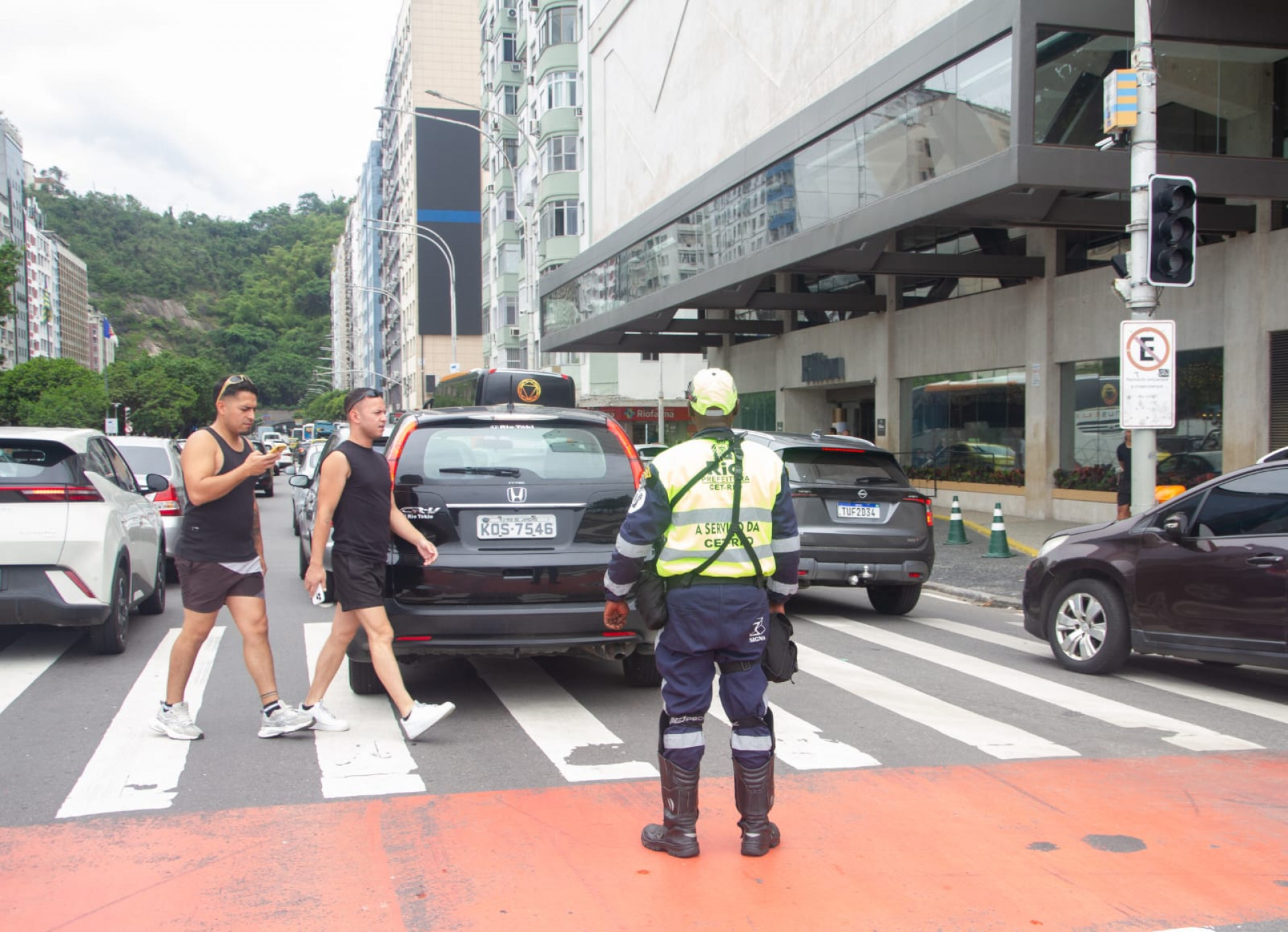 CET-Rio atua com agentes de trânsito, depois que semáforos dos bairros ficaram apagados - Érica Martin/Agência O Dia