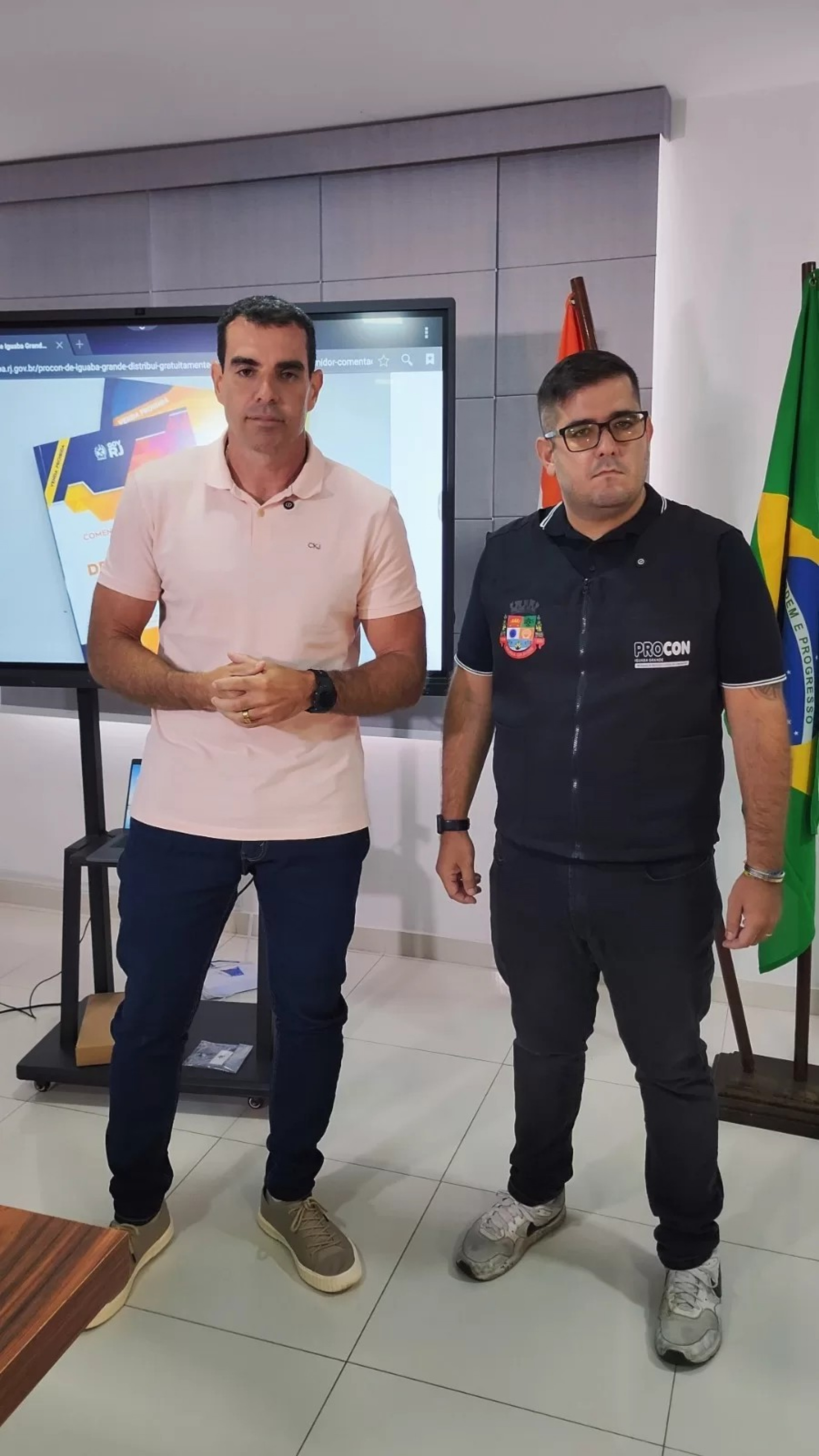 Prefeito Fabinho e agente do Procon - Ascom